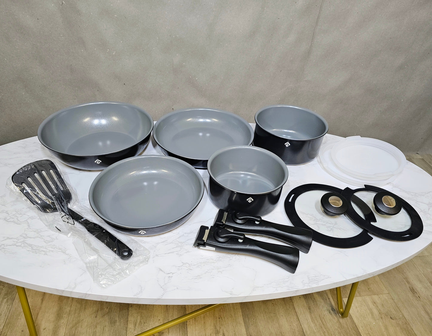 0069 Puodų ir keptuvių rinkinys